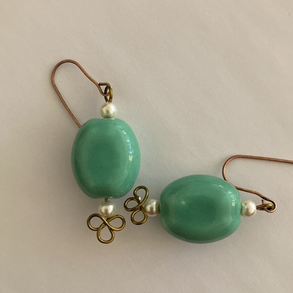 Earrings: Ceramic & faux pearl with antique brass - Picture 11 of 16
